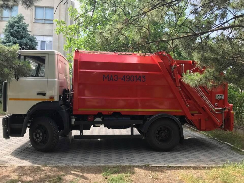 Чадыр-Лунга получила еще один мусоровоз