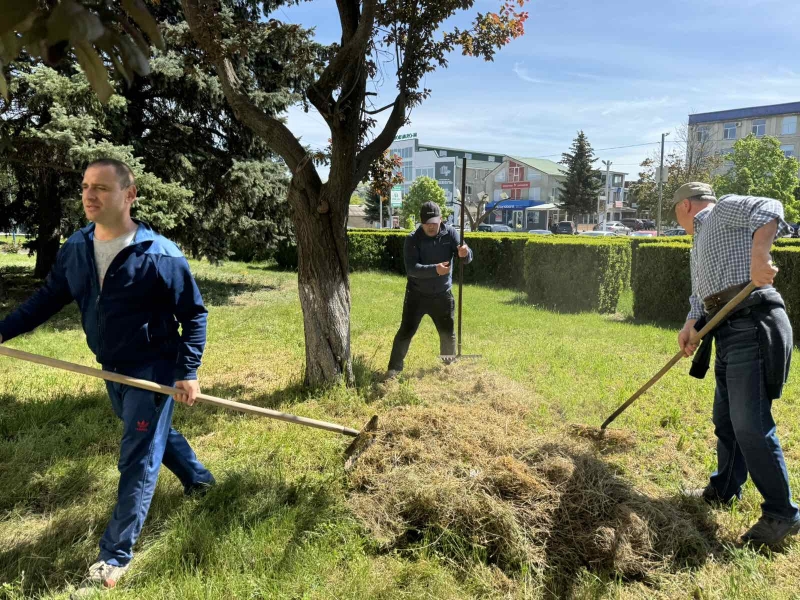 Десятки жителей города и школьников вышли на всеобщий городской субботник в Чадыр-Лунге