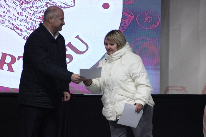 В Чадыр-Лунге отметили грамотами победителей конкурса на лучшую домашнюю продукцию и вино