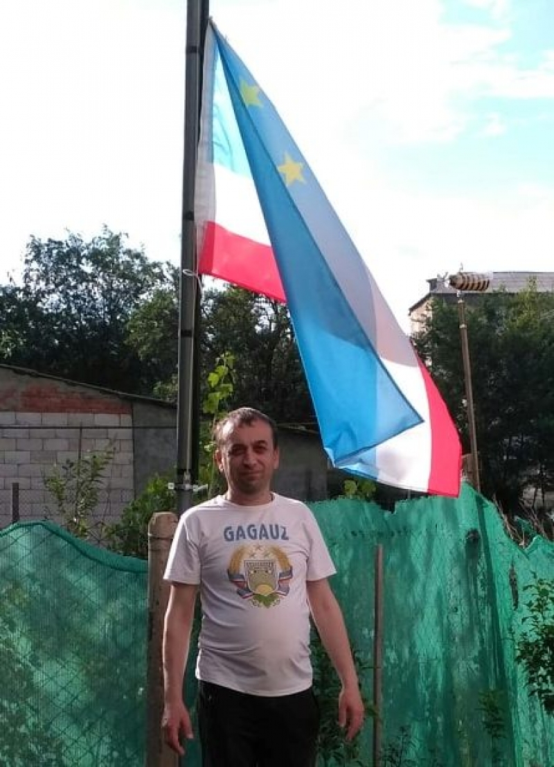 Во дворах многоквартирных домов по улице Чкалова развивается гагаузский флаг