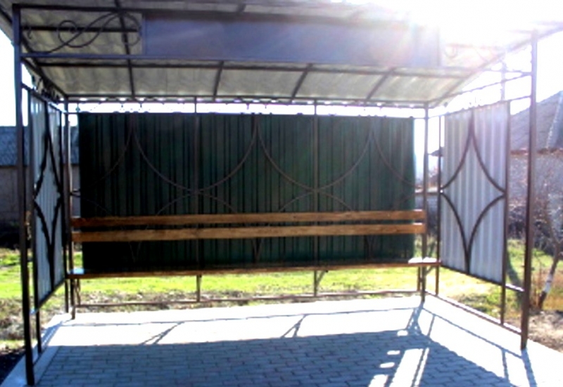В Чадыр-Лунге отремонтировали и установили несколько автобусных остановок