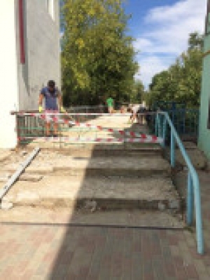 Идет реконструкция моста у входа в парк