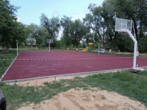 В парке Молодёжи строят новое и современное поле для игры в волейбол и баскетбол