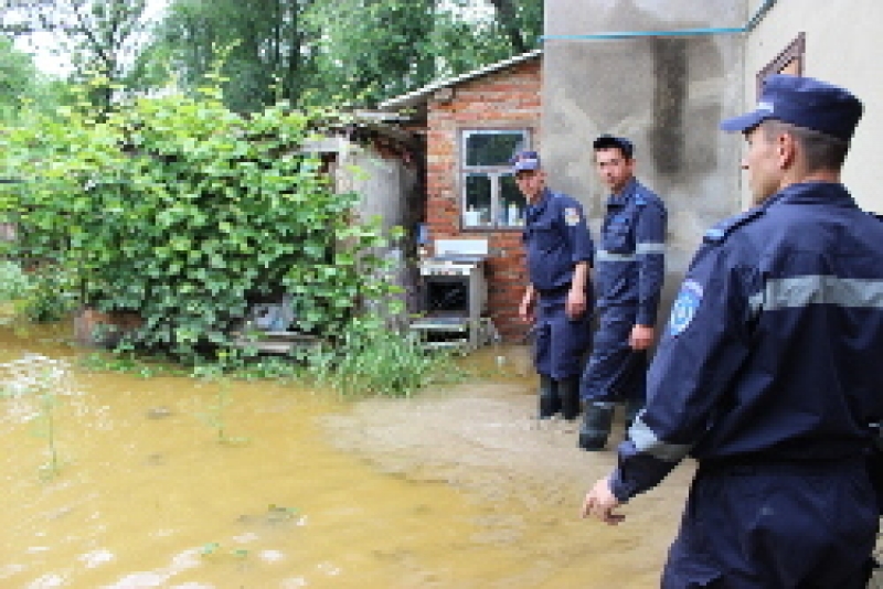 Работы по ликвидации последствий ливневых дождей продолжаются