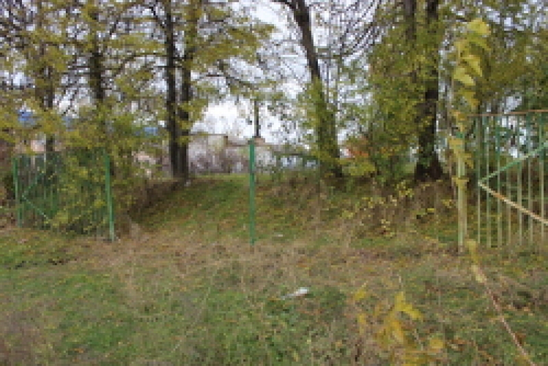 Часть ограждения здания бывшей школы №3 украдена