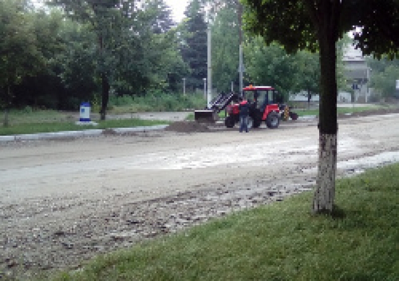 В городе идут работы по выравниванию дорожного полотна