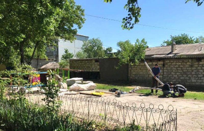 Во дворах победителей конкурса "Самый благоустроенный двор" установливают детские площадки