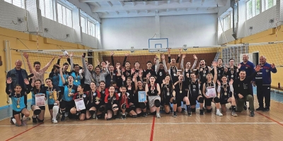 Кубок победиля турнира по женскому волейболу достался команде спортшколы им. С. Киорогло