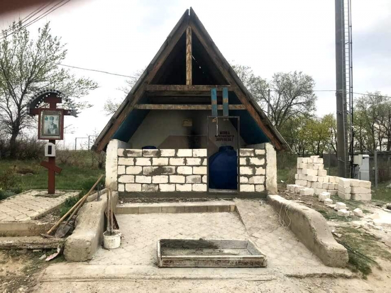 В микрайоне бывшей школы №3 утепляют и благоустраивают бювет