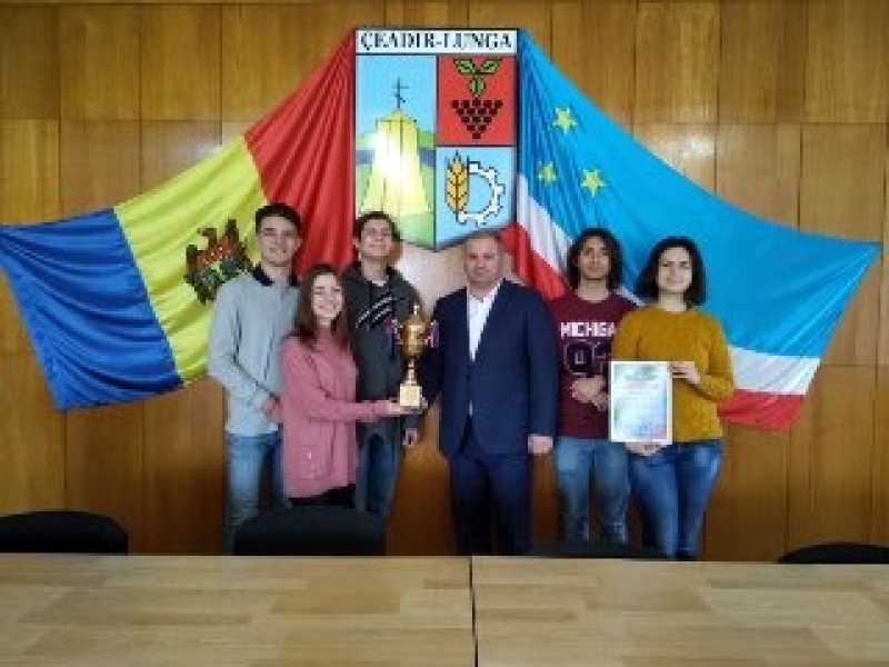 Чадыр-Лунгская команда КВН "Те самые" принесла кубок муниципию Чадыр-Лунга