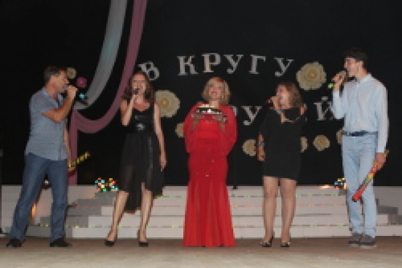 Гагаузская эстрадная исполнительница Олеся Железогло отпраздновала свой день рождения "В кругу друзей"