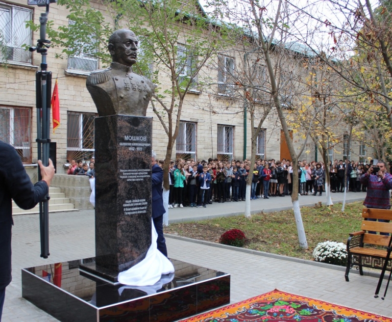 На открытие бюста Валентина Мошкова приехали его праправнуки из России