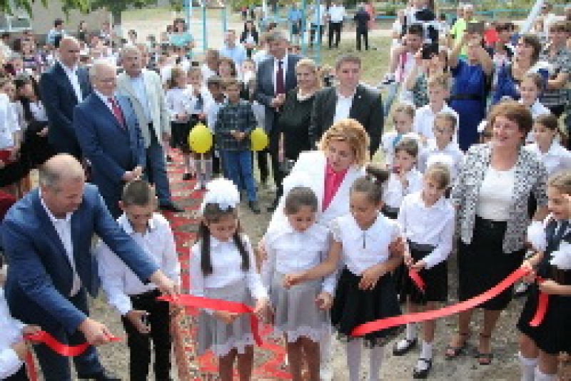 В гимназии им. Г. Сыртмача состоялось открытие футбольного мини-поля