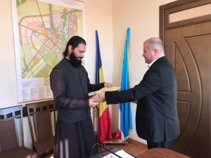 Местные власти Чадыр-Лунги поздравили священника Сергея Великсарова с Днем рождения