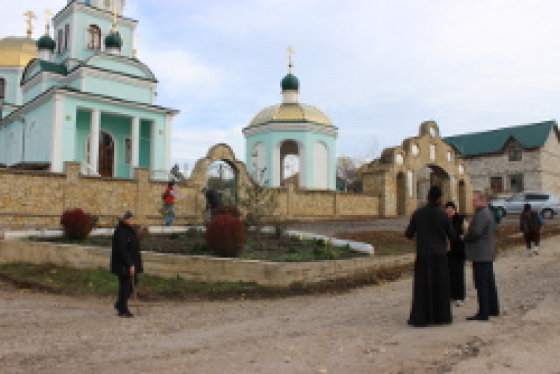 Прихожане Храма Рождества Христова и воспитанники гимназии-интернат приняли участие в субботнике