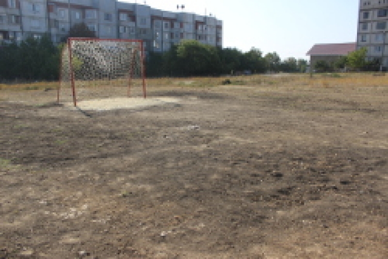 Футбольная площадка установлена руками детей