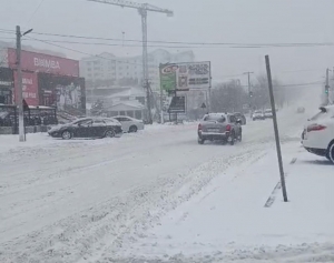 Снегопад парализовал движение в Молдове: в Чадыр-Лунге работает спецтехника