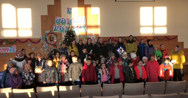 Воспитанники чадыр-лунгской Воскресной школы поздравили работников примэрии с Рождеством