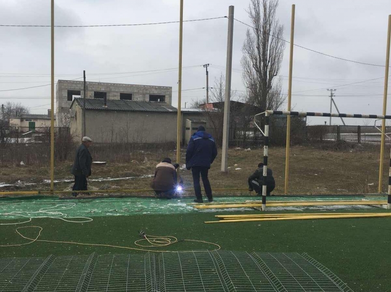 В гимназии им. Г.Сыртмача ремонтируют футбольное мини-поле