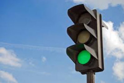 На перекрестке улиц Ленина и Ломоносова работает светофор