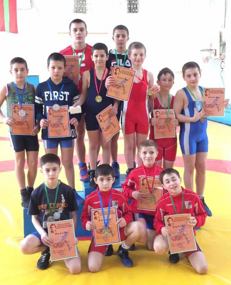 Двенадцать чадыр-лунгских борцов вернулись с национального турнира с медалями