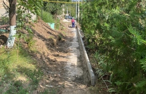 В районе &quot;Мясокомбинат&quot; муниципия Чадыр-Лунга ремонтируют тротуар и устанавливают детскую площадку