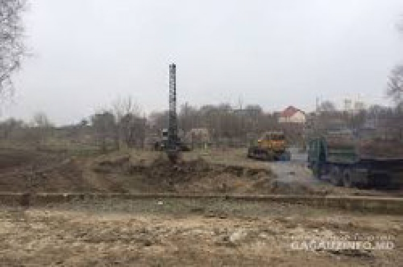 Продолжаются работы по очистке речки Стратан