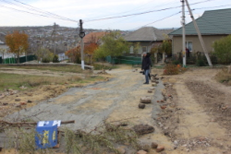 На одном из проблемных участков дороги ул. Горького установлены бетонные плиты