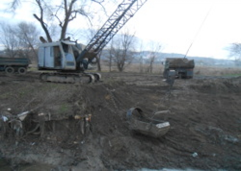 Русло реки Стратан очищается