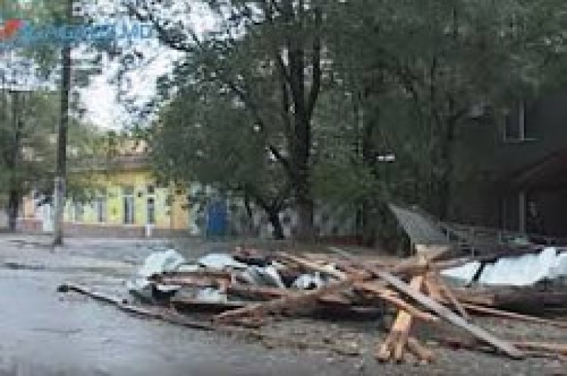 Пострадавшим жителям от сильного ветра окажут помощь