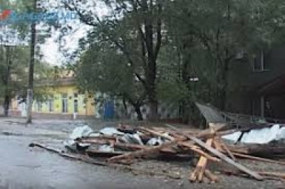 Пострадавшим жителям от сильного ветра окажут помощь