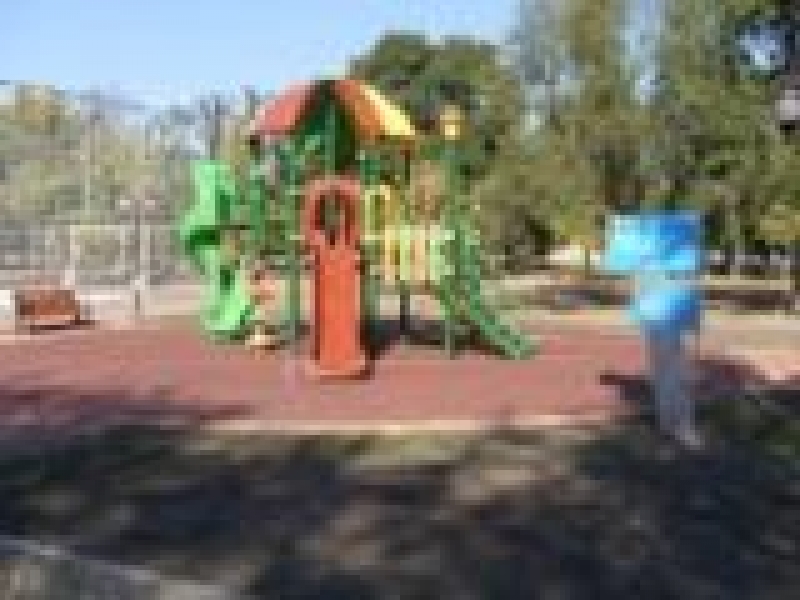 На детской площадке в парке "40 лет ВЛКСМ" проведено освещение