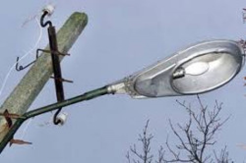 Продолжаются работы по восстановлению уличного освещения