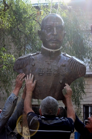 В Чадыр-Лунге установили памятник российскому ученому-этнографу Валентину Мошкову